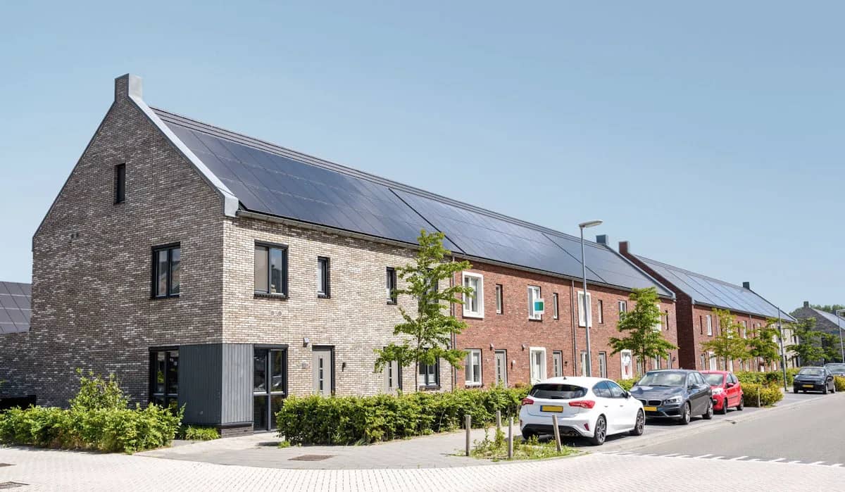 Sharing Energy with Neighbours: Community Battery Concepts